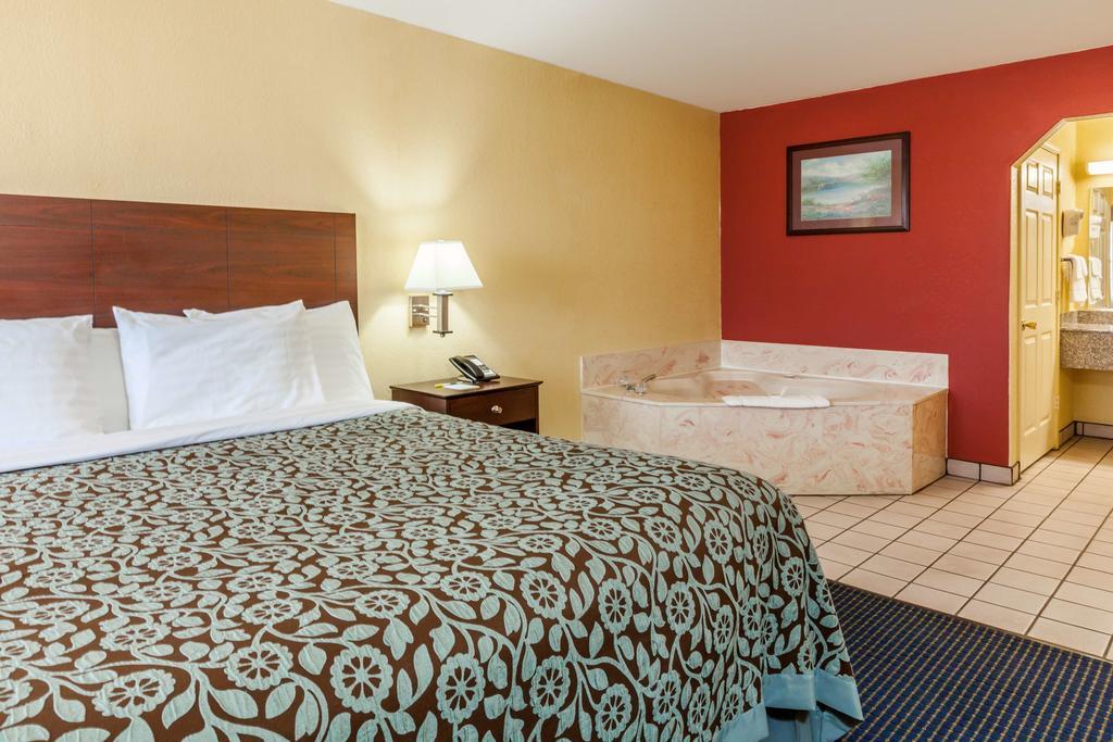 Days Inn Gun Barrel City Esterno foto